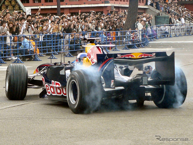 レッドブル、浅草寺でF1デモ走行