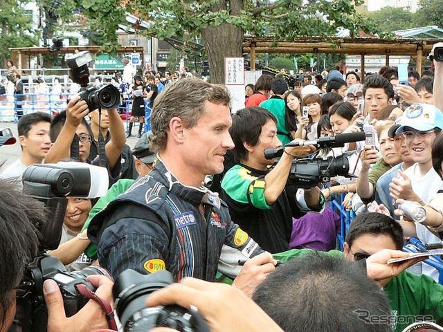 レッドブル、浅草寺でF1デモ走行
