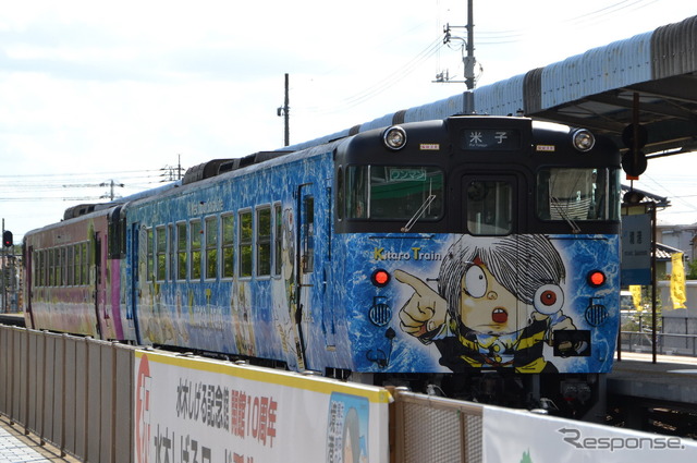 境港駅を出発する境線の列車。車体は「ゲゲゲの鬼太郎」キャラクターで装飾されている。