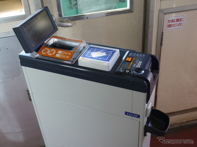 富山地方鉄道の鉄道車両に設置されている運賃箱。ICカードリーダーがある。
