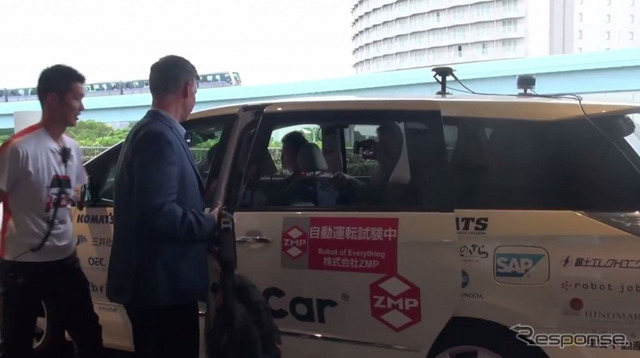 自動運転機能を使った送迎車の実験走行