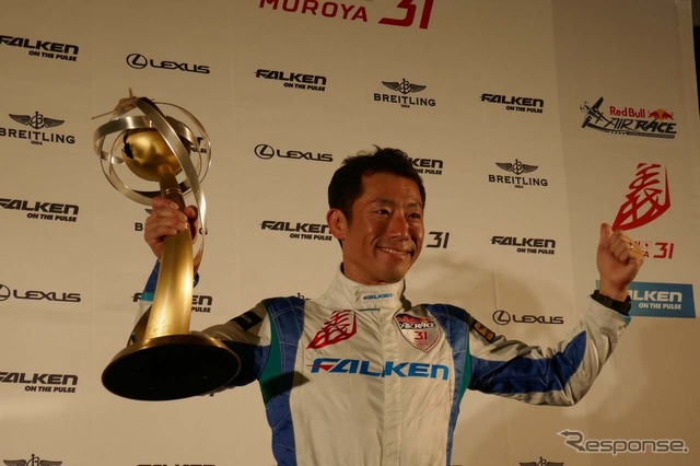 優勝トロフィーを掲げて満面の笑みで喜びを語った室屋選手