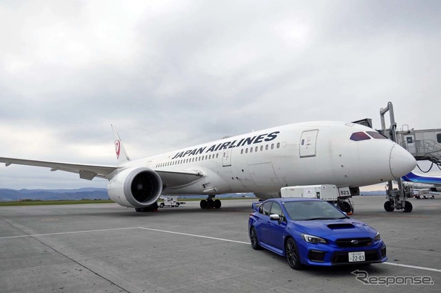 旭川空港に初飛来したJALのボーイング787-8型機とスバルWRX