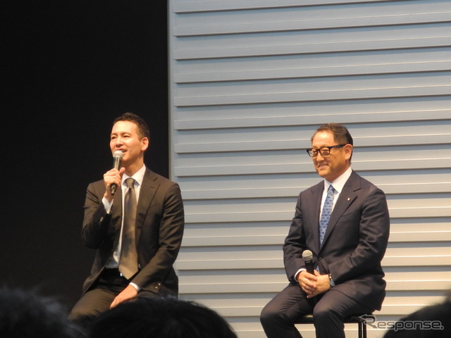 全国ハイヤー・タクシー連合会の川鍋一朗会長（左）と豊田章男社長