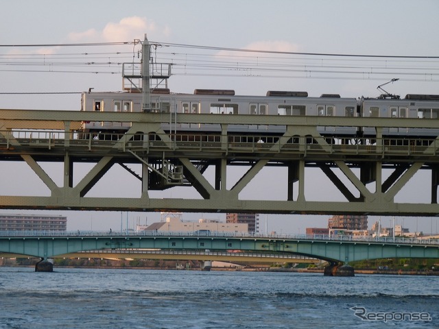 隅田川橋りょうは複線中路カンチレバーワーレントラス。トラス桁の中間に線路が敷かれている。