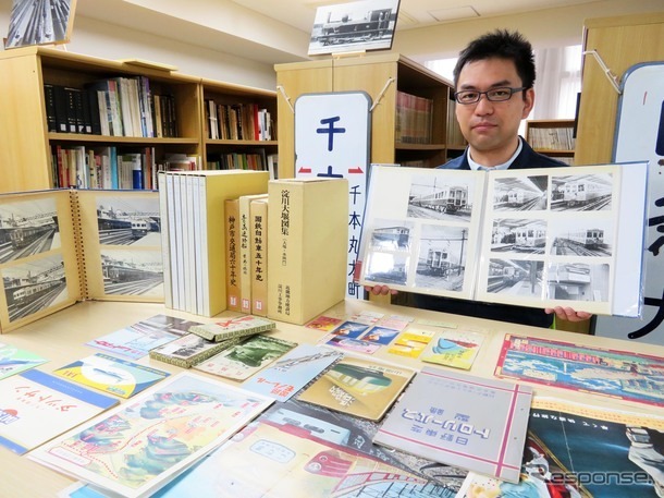 交通資料調査センターの川端英登センター長と収集された資料。現在、写真資料が優先的にデジタル化されているが、切符などの資料も膨大にストックされており、それらはほとんどが個人からの寄贈によるものだという。センターでは、現在、資料の寄贈のみ受け付けており、資料の公開は12月1日から事前予約制で開始する予定。