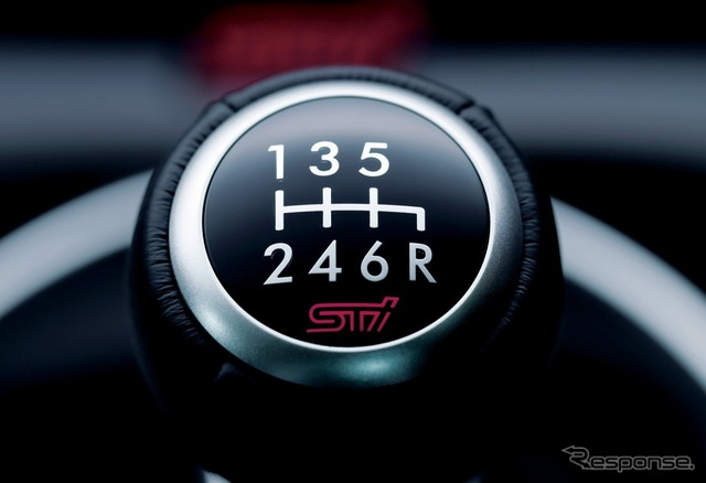 STI製本革巻MTシフトノブ（STIロゴ入り、ブラック）