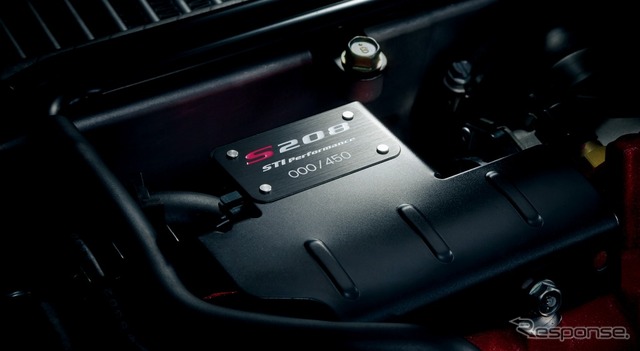 S208オーナメント付特別装備：シリアルナンバープレート＋STI Performanceオーナメント（エンジンルーム内）