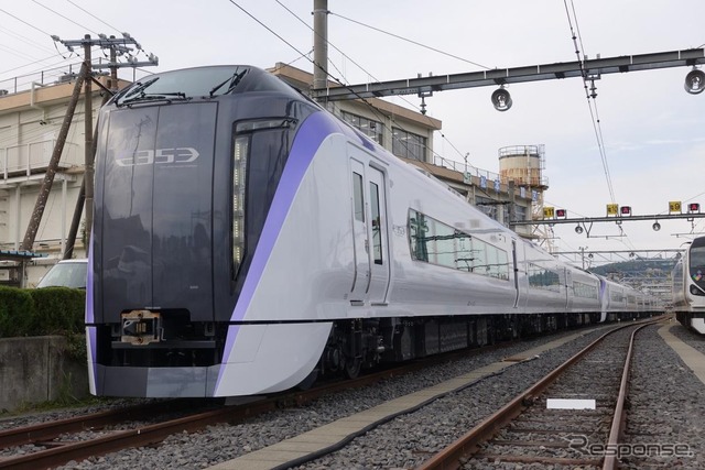 中央本線の特急向けに開発されたE353系。12月23日から営業運転に入る。