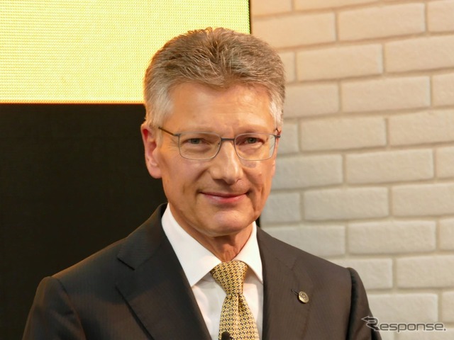 フォトセッションに応じたCEOのエルマー・デゲンハート氏
