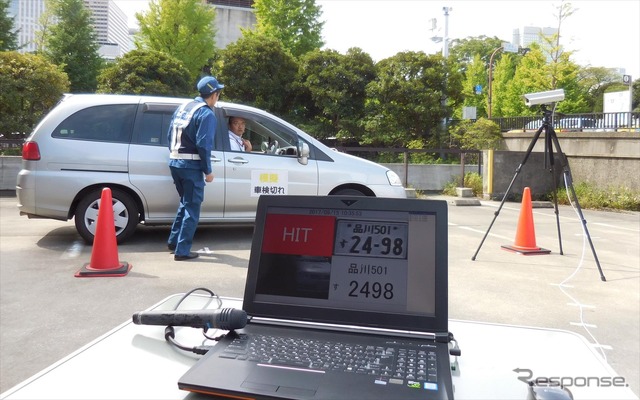 国交省で行われたナンバー自動読み取り装置のデモ。街頭検査で瞬時に無車検車を割り出して指摘できる(9月15日、東京霞が関)