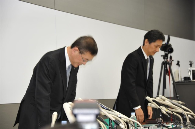 スバルの不適切な完成検査ついて謝罪する吉永泰之社長（手前）と大崎篤品質本部長
