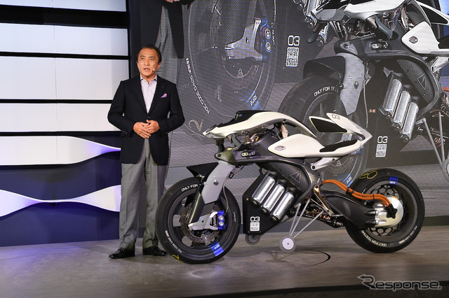 MOTOROiD(モトロイド)とヤマハ発動機 代表取締役社長 柳弘之氏。