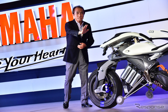 MOTOROiD(モトロイド)とヤマハ発動機 代表取締役社長 柳弘之氏。