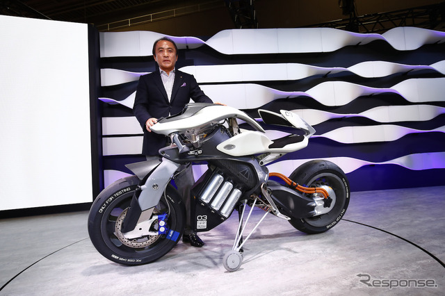 MOTOROiD(モトロイド)とヤマハ発動機 代表取締役社長 柳弘之氏。
