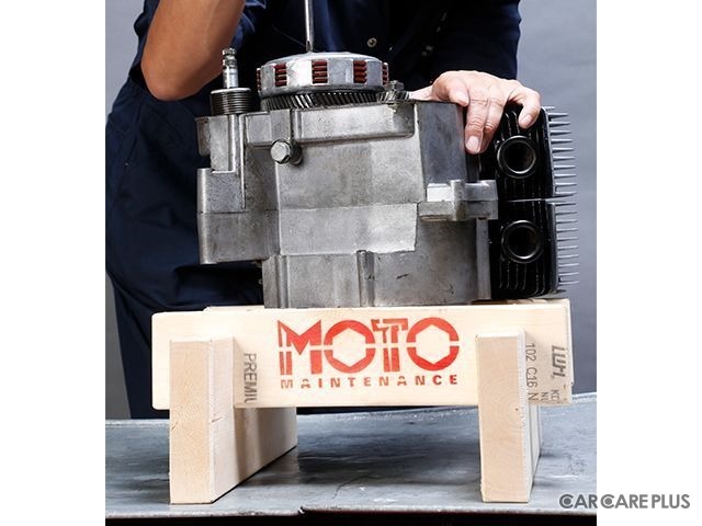 バイクのエンジンメンテに---木製エンジン作業台