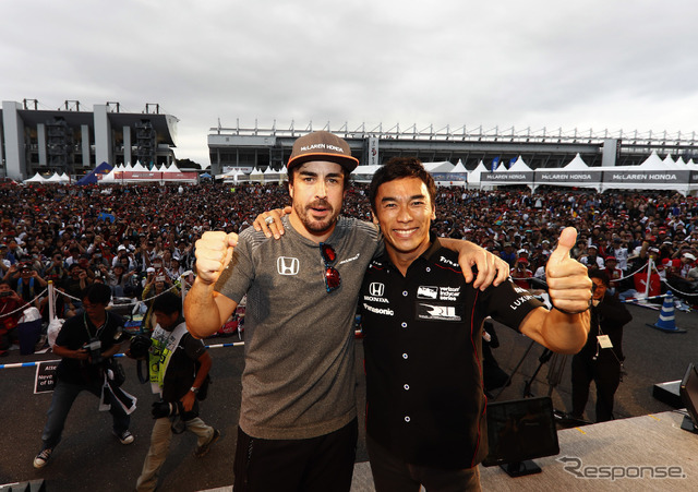 アロンソと佐藤琢磨(今年の日本GPのイベントにて)。