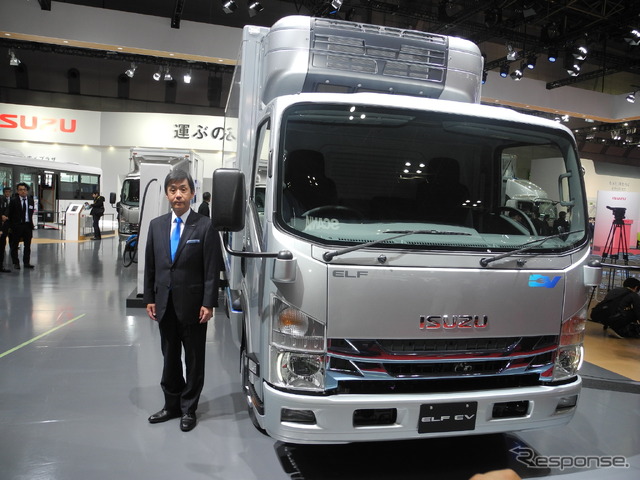 『エルフEV』と片山正則社長（東京モーターショー2017）