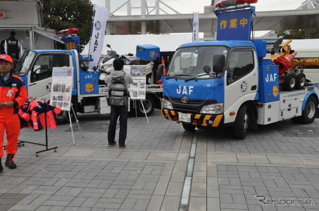 東京モーターショー会場への通り道。働くくるま、珍しいくるま大集合!~カスタムオーディオカー展示~
