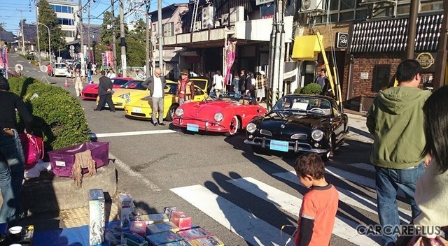 商店街にずらりと名車が並ぶ