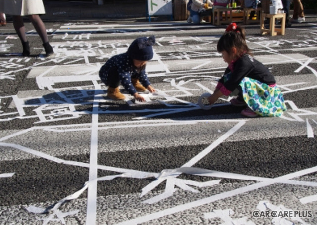 ちびっ子アーティスト達による路上アートも楽しそう！