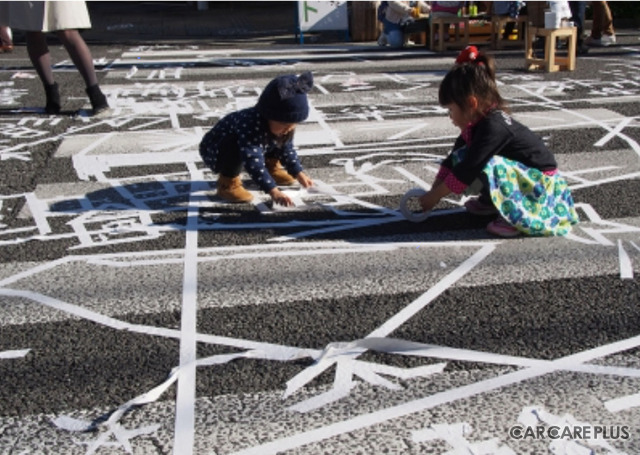 ちびっ子アーティスト達による路上アートも楽しそう！