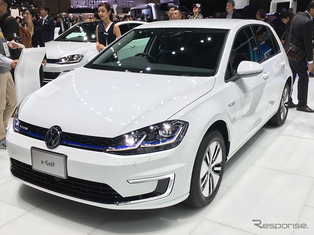 プラグインハイブリッド(PHEV)の「e-Golf」、日本初公開となった。