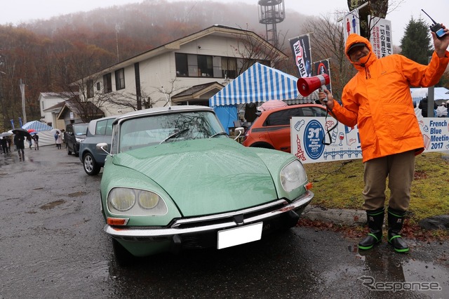 交通整理の合間に愛車とともに記念撮影。大雨にもかかわらず新旧フランス車が車山高原に大集合!第31回フレンチブルーミーティング開催!!