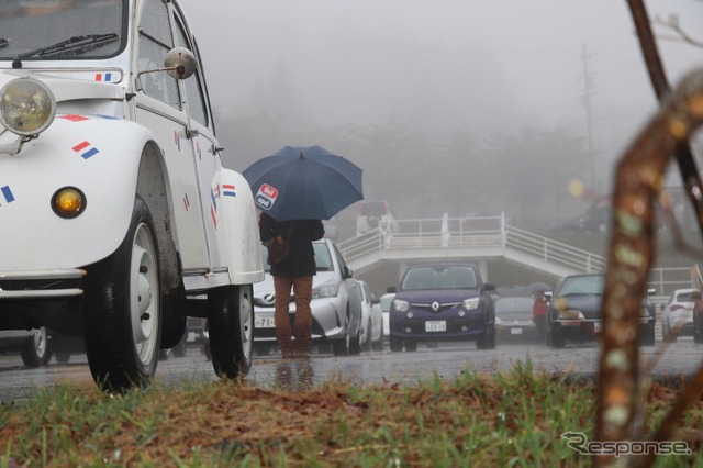 フランス車には秋、そして雨が似合うから不思議だ。大雨にもかかわらず新旧フランス車が車山高原に大集合!第31回フレンチブルーミーティング開催!!