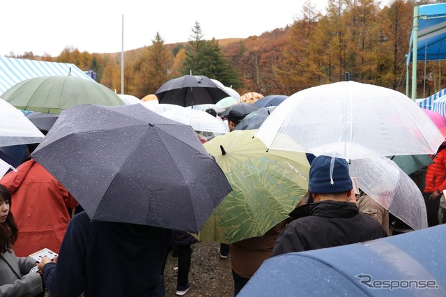 傘の群れの先では備後大会開催中!大雨にもかかわらず新旧フランス車が車山高原に大集合!第31回フレンチブルーミーティング開催!!