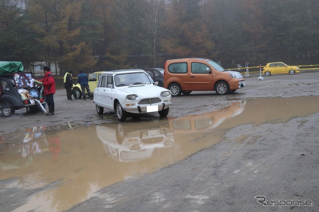 水溜りに映るアミ8とカングービボップ!!大雨にもかかわらず新旧フランス車が車山高原に大集合!第31回フレンチブルーミーティング開催!!
