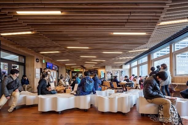 秋田県産の木材がふんだん使われたという秋田駅の待合室。今年4月にリニューアルされた。