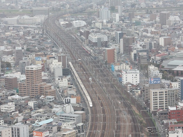 JR本州3社は海底観測網データを活用して地震の早期検知と列車の緊急停止にかかる時間の短縮を目指す。写真はJR東海の新幹線。