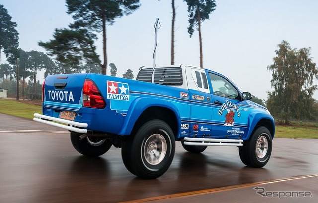 新型トヨタハイラックスのブルーザー