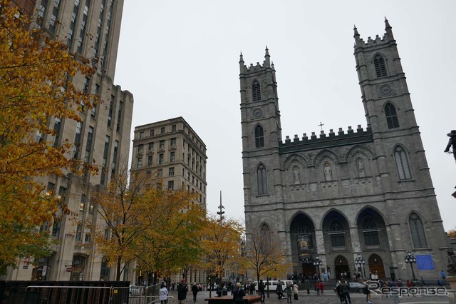 「Le Palais des congres de Montreal」はモントリオール市で随一の観光地「ノートルダム寺院」のすぐそばにある