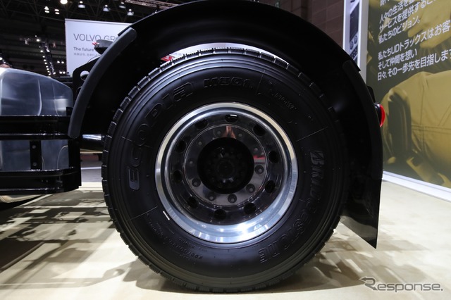 UDトラックス・クオン新型、4×2セミトラクター(東京モーターショー2017)