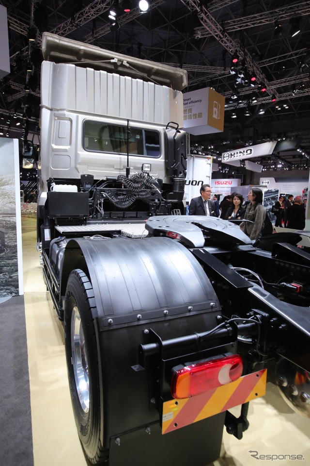UDトラックス・クオン新型、4×2セミトラクター(東京モーターショー2017)