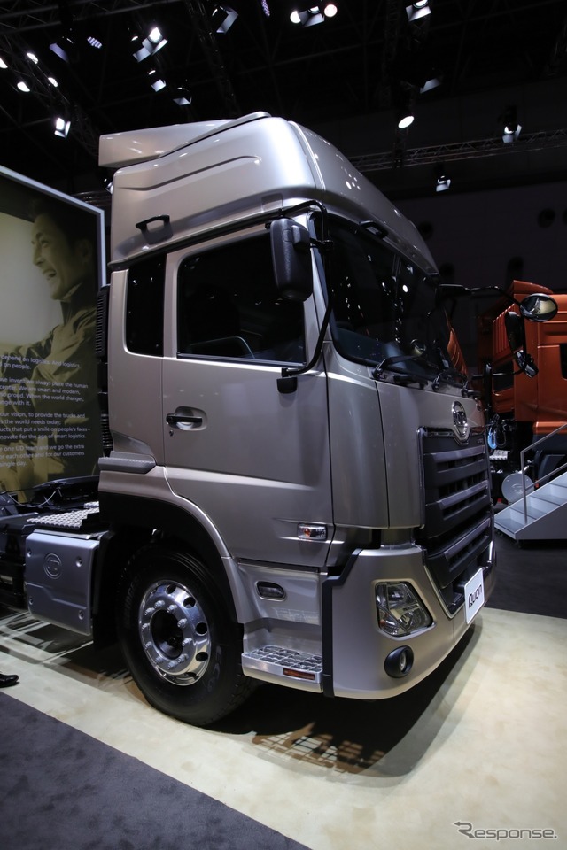 UDトラックス・クオン新型、4×2セミトラクター(東京モーターショー2017)