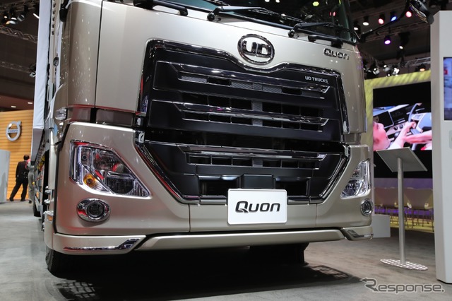 UDトラックス・クオン新型、6×2カーゴ(東京モーターショー2017)