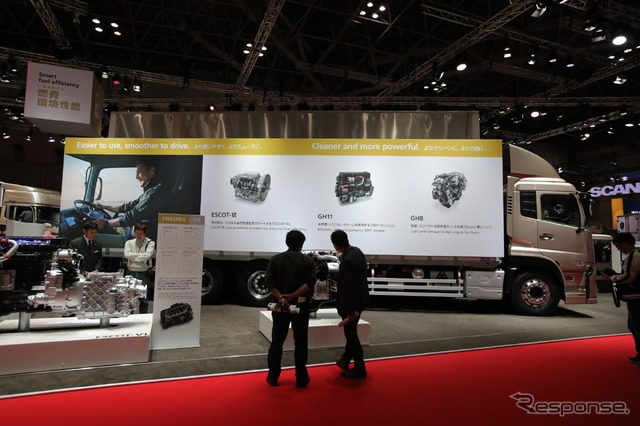 UDトラックス・クオン新型、6×2カーゴ(東京モーターショー2017)