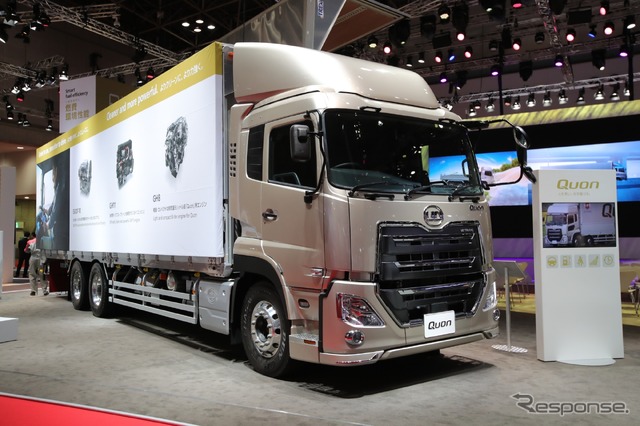 UDトラックス・クオン新型、6×2カーゴ(東京モーターショー2017)