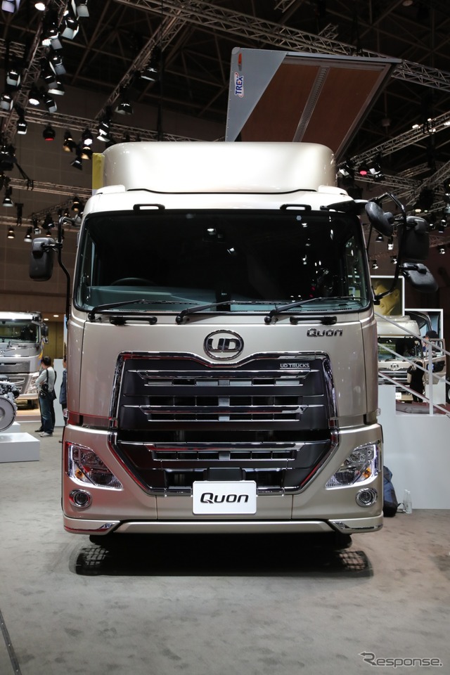UDトラックス・クオン新型、6×2カーゴ(東京モーターショー2017)