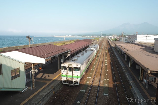 函館本線森駅に停車中のキハ40形。