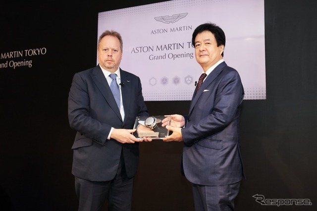 アストンマーティンのDr.アンディ・パーマー社長兼CEO(左)とスカイグループ 笠井成人社長