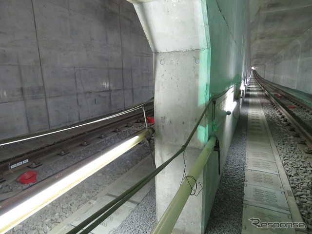現在工事中の区間は下北沢駅とその前後の地下区間（写真は2016年6月）。小田急は2018年3月の複々線化完成にあわせて「白紙ダイヤ改正」を実施する。