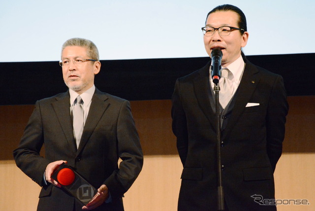 ヤマハ技術本部デザイン研究所の川田所長(右)とVENOVAのデザインを担当した辰巳恵三主務