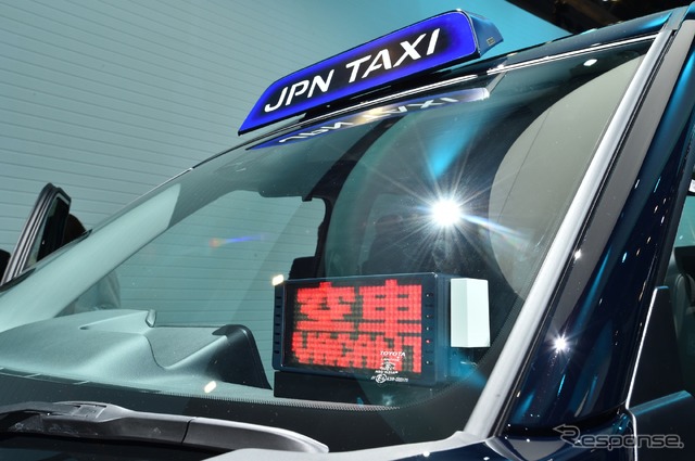トヨタが東京モーターショー会場に展示した JPN TAXI(ジャパンタクシー)。業界変革のきっかけとなるか。