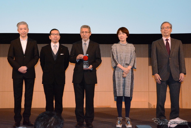 左から永井一史審査委員長、川田所長、辰巳恵三主務、柴田文江審査副委員長、日本デザイン振興会の大井篤理事長