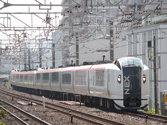 「Suica ＆ N'EX」は2007年から2014年まで販売。オリジナルデザインのSuicaと成田空港～東京間の切符がセットになっていた。写真は成田空港アクセス特急『成田エクスプレス（N'EX）』。