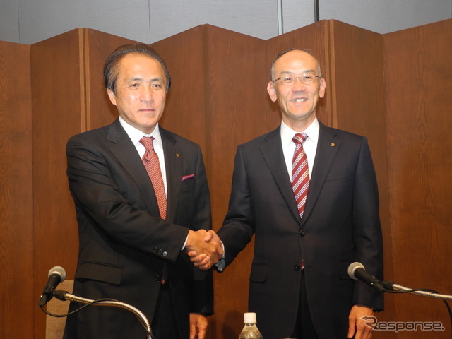 柳弘之社長（左）と日高祥博取締役